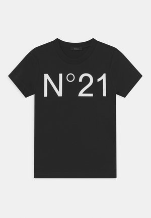 Schwarzes Baumwoll-T-Shirt mit kurzen Ärmeln, Rundhalsausschnitt, mit großen weißen Aufdruck "N°21" auf der Vorderseite. Glatte Textur, minimalistisches Design.