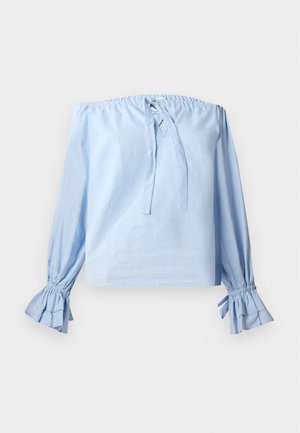 Lyseblå av-shoulder-bluse med lange ermer, innsamlede mansjetter og en knyting ved halsen. Glatt bomullsstoff.