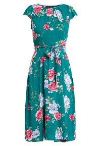 Květinové šaty do kolen v barvě modrozelené, s krátkými rukávky typu cap, s páskem v oblasti pasu a barevným vzorem růžových a modrých květin. Měkká látka.