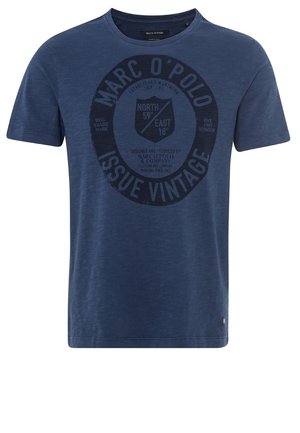 Niebieski T-shirt z krótkim rękawem i okrągłym dekoltem, z ciemnym, okrągłym, w stylu vintage logo Marc O'Polo i napisem na piersi.