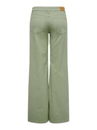 Pantalones de pierna ancha de color verde claro con bolsillos traseros y una etiqueta de cuero marrón de la marca en el lado derecho de la cintura.