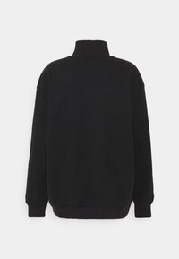 Schwarzes Sweatshirt mit hohem Kragen, oversized Schnitt, gerippten Bündchen und Saum sowie einer glatten Textur. Keine sichtbaren Muster oder Hardwaredetails.