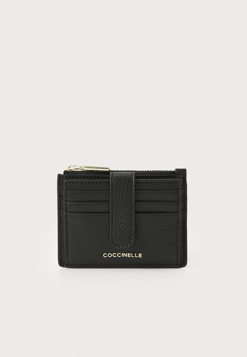 Portafoglio in pelle nera con finitura testurizzata, multiple slot per carte, un compartimento centrale con zip e logo dorato.