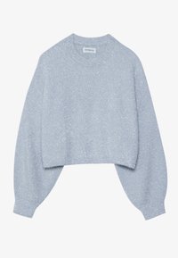 Svetle modrý zkrácený svetr s měkkou, třpytivou texturou, s kulatým výstřihem a nafouknutými rukávy, zakončený žebrovanými manžetami.