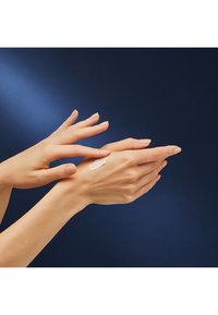 NIVEA HYALURON CELLULAR FILLER ELASTICITY RESHAPE DAY AND NIGHT CREAM SET - Kit skincare