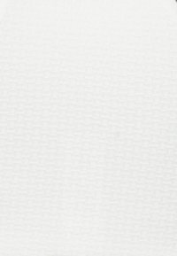 Tecido branco texturado com um padrão de grelha subtil, feito de um material suave, adequado para aplicações de estofos ou vestuário.