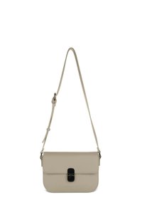 Borsa a tracolla in pelle beige con chiusura a pattina, dettagli in metallo nero, tracolla regolabile e texture liscia.