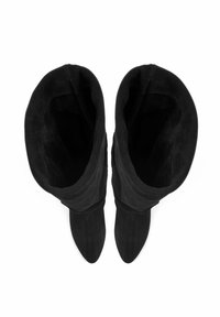 Bottines en daim noir avec des pointes effilées et des tiges douces et repliées. Texture lisse sans motifs visibles ni détails en métal.