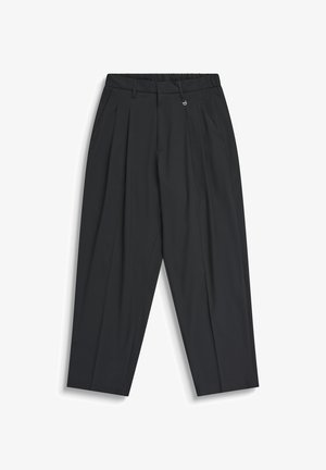 Zwarte brede pantalon met plooien, zijzakken, riemlussen en elastische tailleband, plat gelegd op een witte achtergrond.