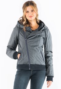 Dunkelgraue Kapuzenjacke mit einem Frontreißverschluss, gerippten Bündchen und einem eleganten Design. Das Material wirkt strukturiert mit einer glatten Oberfläche. Taschen sichtbar.