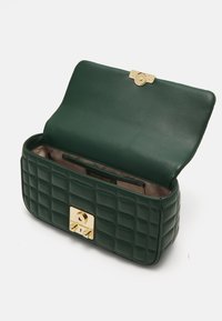 MICHAEL Michael Kors TRIBECA CHAIN - Taška s příčným popruhem - bosco