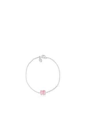 Pulsera ajustable de cadena de plata con una gema rosa central en forma de lazo, que presenta un cierre sencillo y una discreta etiqueta con el logotipo.
