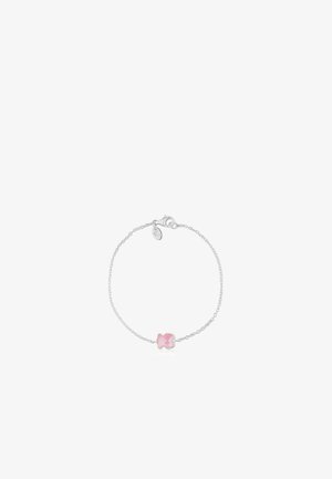 Bracciale in argento regolabile con un gemstone rosa centrale a forma di fiocco, dotato di una chiusura semplice e un'etichetta con logo discreta.