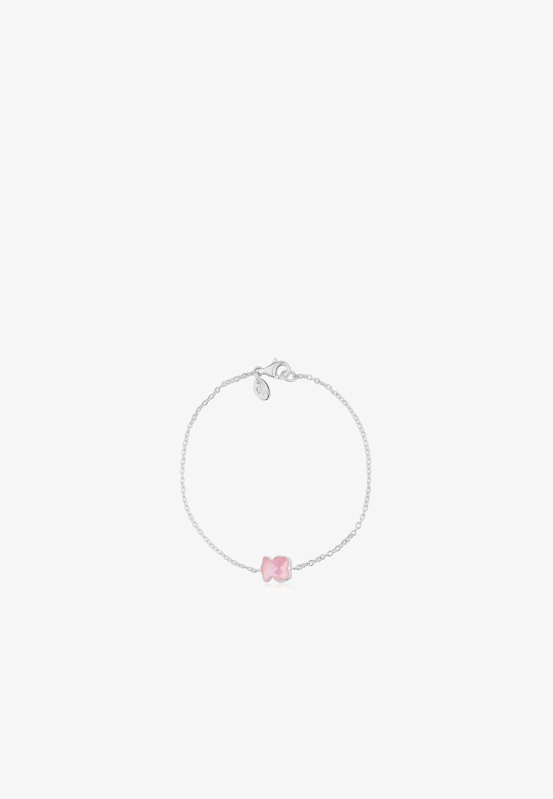 Pulsera ajustable de cadena de plata con una gema rosa central en forma de lazo, que presenta un cierre sencillo y una discreta etiqueta con el logotipo.
