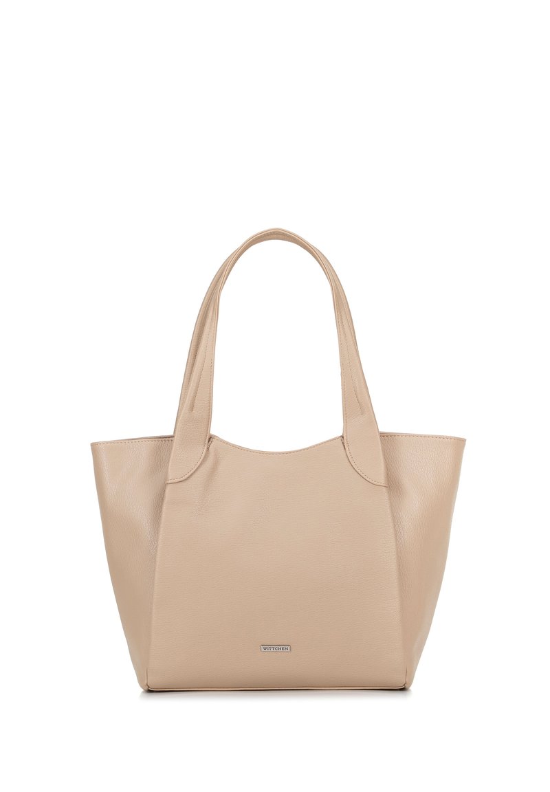 Beige leren draagtas met een gladde textuur, twee schouderriemen en een afgeronde bovenkant. Heeft een metallic logo aan de voorkant.