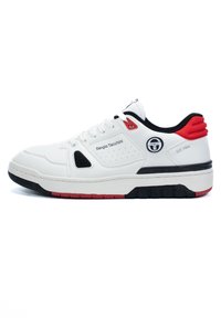 Hvite lær sneakers med svarte og røde detaljer, perforert tekstur, minimalistisk design og merkevaredetaljer på siden og tungen.