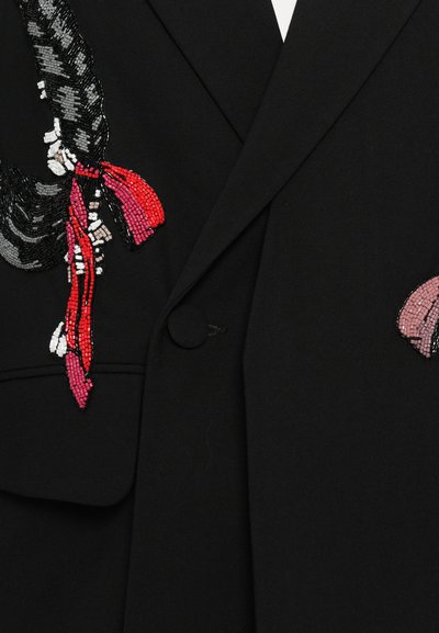 Schwarzer Blazer mit aufwendiger Perlenarbeit eines geflochtenen Haarschnitts und floralen Akzenten in Rot und Pink. Ein-Knopf-Verschluss, strukturierter Stoff.