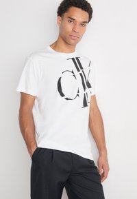 Calvin Klein Jeans REGULAR FIT SCATTERED LOGO - Apdrukāts T-krekls - white