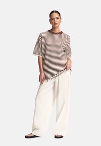 ST MRLO VACATION - Apdrukāts T-krekls - chocolate stripe