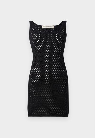 Vestido negro de punto con textura de malla, con escote redondo y forma ajustada. Destaca por su patrón de puntos abiertos en toda su superficie.