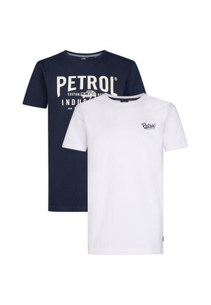 Twee T-shirts: één donkerblauw met een witte "PETROL"-logo en tekst, en één effen wit. Beide hebben korte mouwen en zijn gemaakt van katoen.