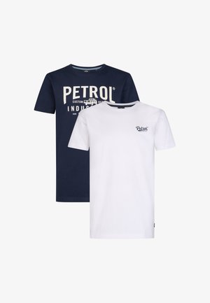 To T-shirts: den ene marineblå med hvidt "PETROL" logo og tekst, og den anden helt hvid. Begge er korte ærmer og lavet af bomuld.
