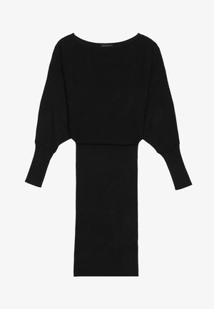 Czarna żebrowa dzianinowa sukienka z szerokim dekoltem w serek i długimi, lekko bufkami rękawami. Gładka faktura, dopasowany krój i długość do kolan.
