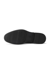 Suela de zapato de goma negra con ranuras texturizadas y punta redondeada. Presenta un acabado suave y bordes curvados para mayor comodidad.