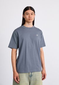 New Balance SPORT ESSENTIALS LOGO - Triko s potiskem - graphite