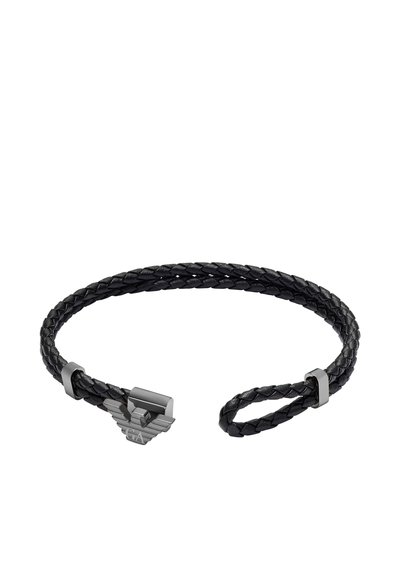 Bracelet en cuir noir tressé avec une fermeture métallique ornée d'un logo. Le design est élégant, avec une texture lisse et un style minimaliste.