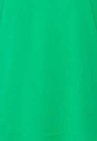 Grünes Baumwoll-T-Shirt mit glatter Textur und kurzen Ärmeln, ausgestattet mit einem runden Ausschnitt und ohne sichtbare Muster oder Akzente.