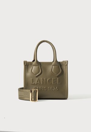 Olijfgroene textuurleren handtas met korte handvatten, merk "Lancel Paris 1876," en een afneembare bijpassende schouderband met gouden gesp.