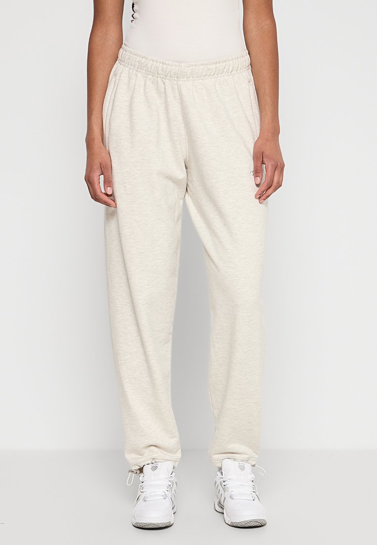 Lichtbeige katoenen sweatpants met een elastieken tailleband en taps toelopende enkels, met een zachte textuur en een relaxte pasvorm.