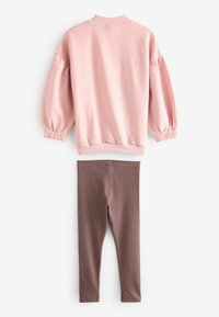 Felpa rosa con maniche a sbuffo e collo a coste, abbinata a leggings marroni a coste. Design semplice, texture morbida e forma aderente.