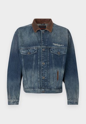 Veste en denim bleu délavé avec col marron, boutonnage devant, poches poitrine et logo blanc "Diesel Industry" sur le côté gauche de la poitrine.