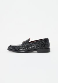 Zwarte leren loafers met een krokodillenstructuur, platte hak, afgeronde neus en decoratieve band over de wreef. Gepolijste afwerking en minimale accenten.