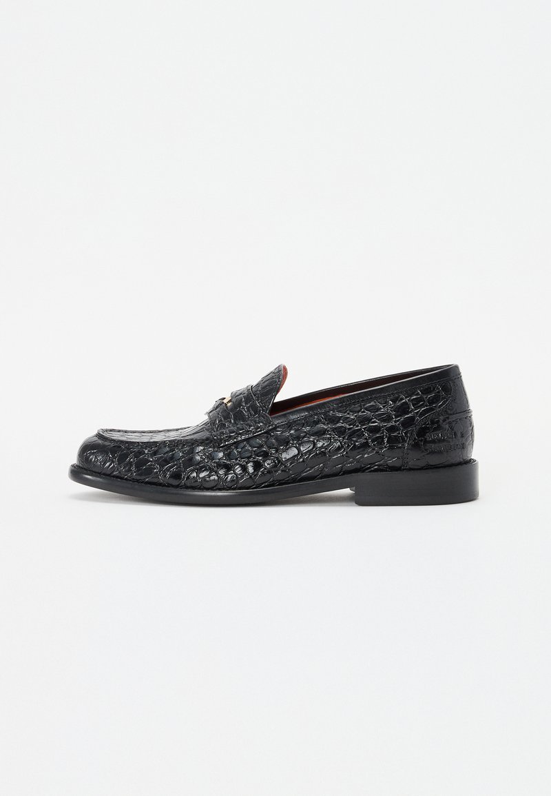 Zwarte leren loafers met een krokodillenstructuur, platte hak, afgeronde neus en decoratieve band over de wreef. Gepolijste afwerking en minimale accenten.