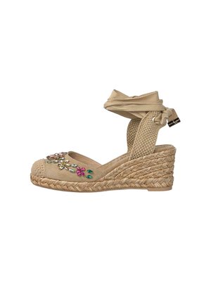 Sandale espadrille compensée beige avec lanière autour de la cheville, semelle en jute tressé, et décorations florales colorées en forme de pierres précieuses sur la zone des orteils.