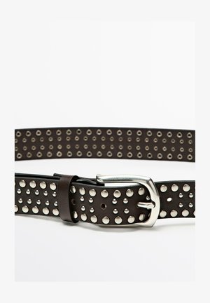 Brun läderbälte med silverfärgade nitar jämnt fördelade längs hela bältet, med ett spänne i silvermetall och en slät, strukturerad finish.