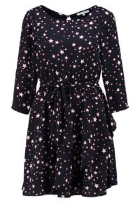 Svart klänning med stjärntryck i rosa, långa ärmar och knytmidja. Har en rund halsringning och en rynkad nederdel.