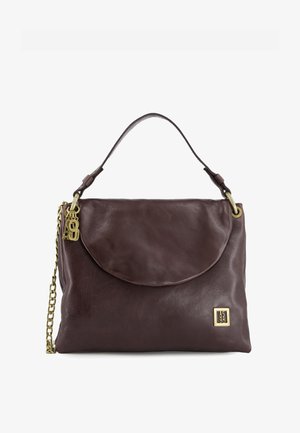 Brun læder håndtaske med flaplukning, kædeaccent og et kort håndtag. Har et logo i guldfarvet metal og en struktureret overflade.