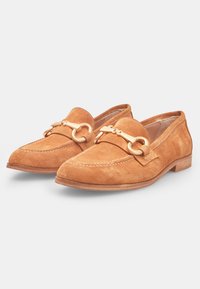 Ruske nubuk loafers med rund tå, broderte detaljer og en gullfarget kjedeaksel over toppen. Flat tre-såle.