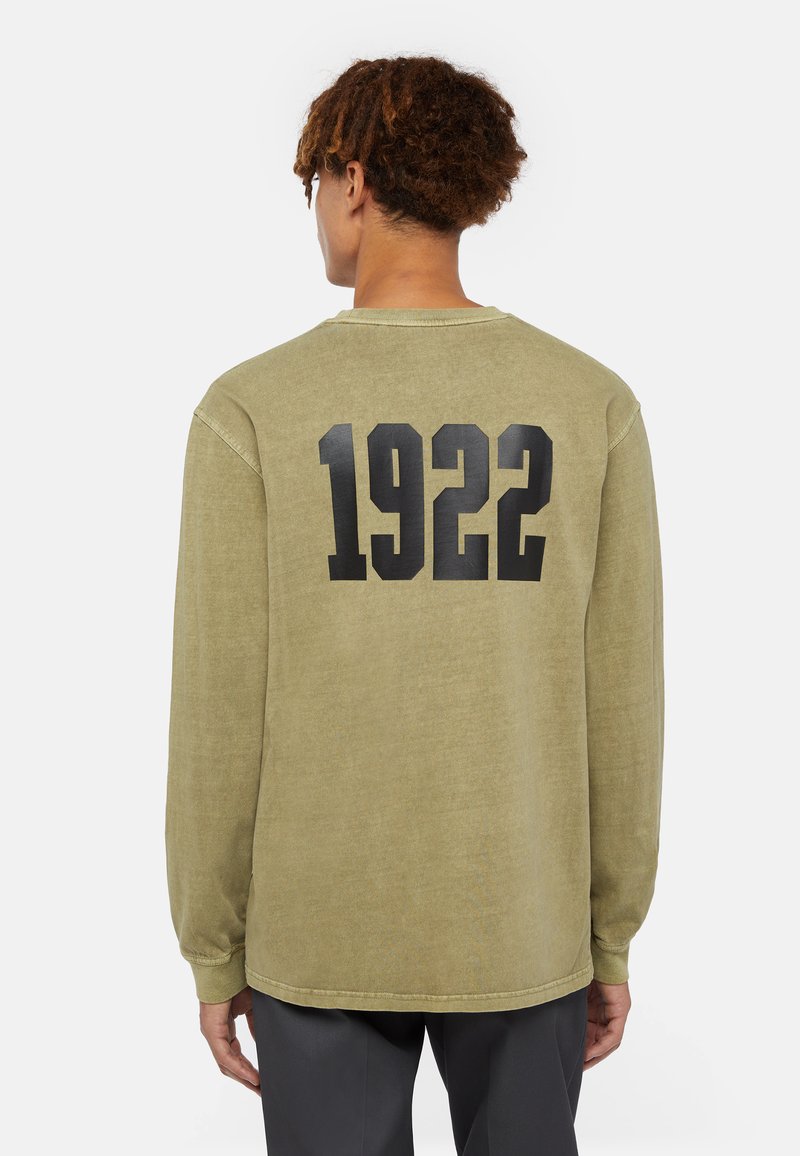 Long-sleeve olive green t-shirt featuring a large black "1922" print on the back, with a soft texture and a relaxed fit design.