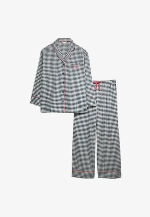 Set di pigiama a quadri in navy e bianco, composto da una camicia con colletto e bottoni e pantaloni larghi, accentuato con bordature rosse e un cordoncino.