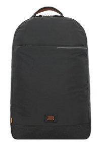 Sort, rektangulær rygsæk lavet af holdbar nylon, med en forlomma med en refleksstribe og et læderaccents nær bunden.