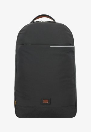 Sort, rektangulær rygsæk lavet af holdbar nylon, med en forlomma med en refleksstribe og et læderaccents nær bunden.