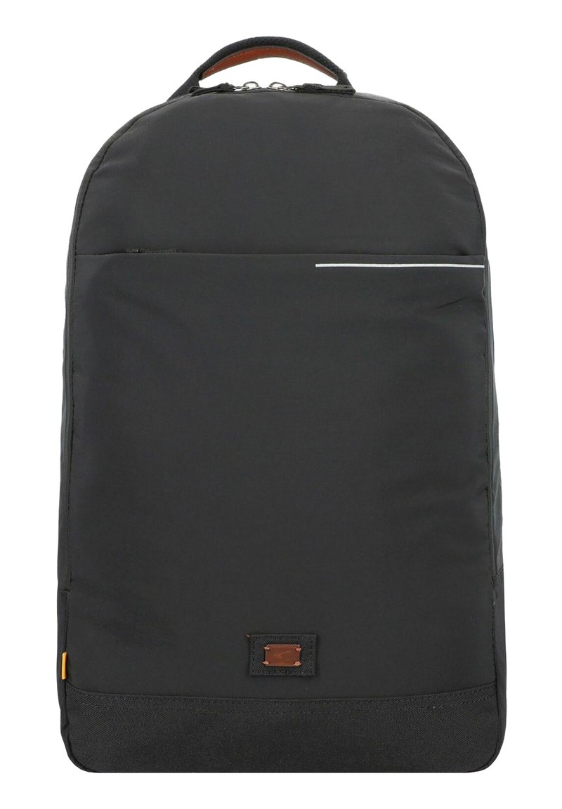 Sort, rektangulær rygsæk lavet af holdbar nylon, med en forlomma med en refleksstribe og et læderaccents nær bunden.