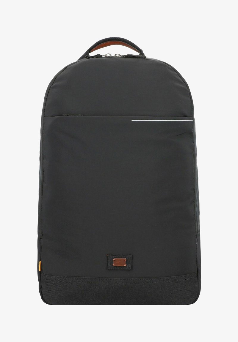 Sort, rektangulær rygsæk lavet af holdbar nylon, med en forlomma med en refleksstribe og et læderaccents nær bunden.