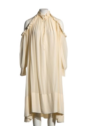Robe de couleur crème à manches longues avec découpes volantées aux épaules dénudées et col montant froncé avec un lien à l'avant.