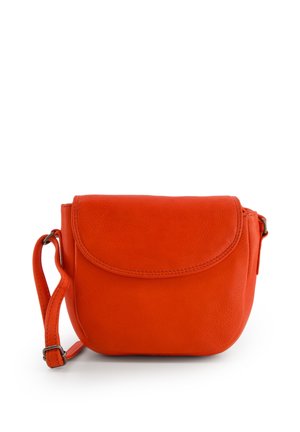 Oranje leren crossbody tas met een ronde vorm, een klep-sluiting en een dunne verstelbare strap. Gladde textuur met subtiele stikdetails.